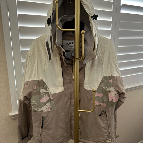 E408 Women’s Snowboarding Jacket - Picture 8 of 8